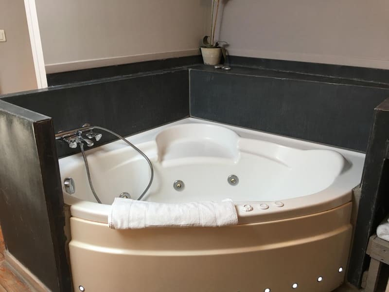 Private hot tub at Intérieurs-Cour, Nice