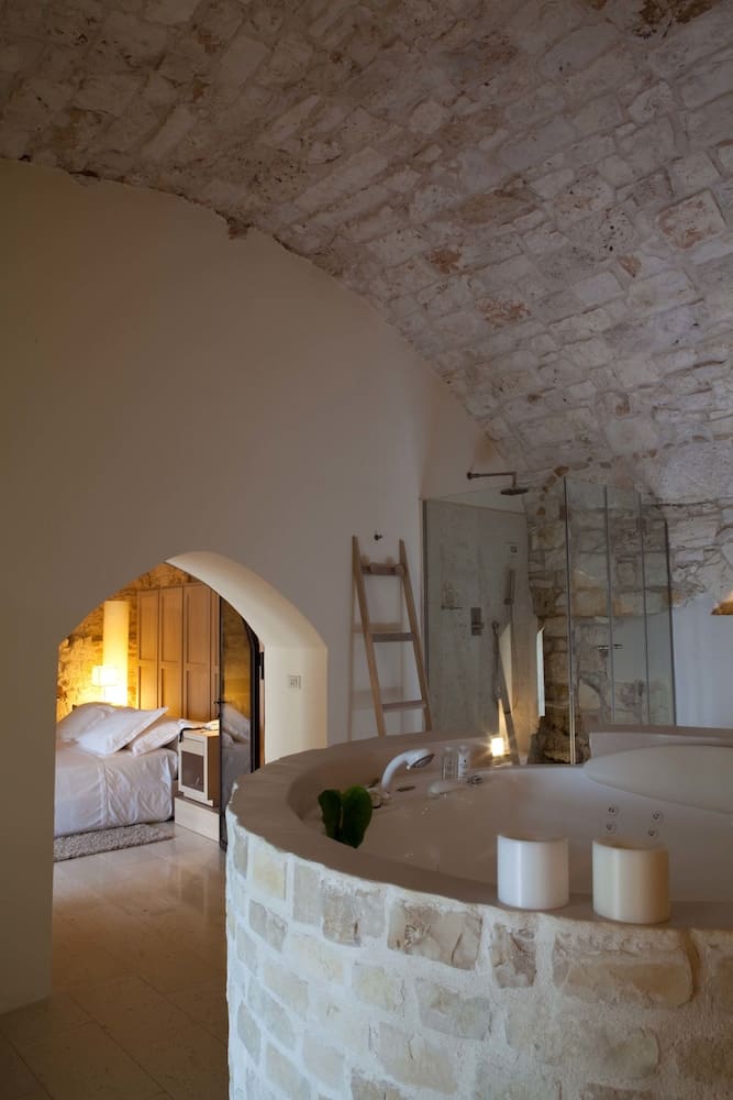 Private hot tub at La Sommità Relais & Chateaux, Ostuni — photo 2