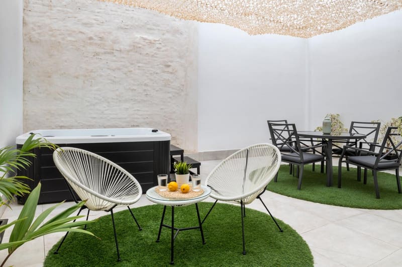 Private hot tub at Lola 14 Suite Apartment, Seville, photo 2