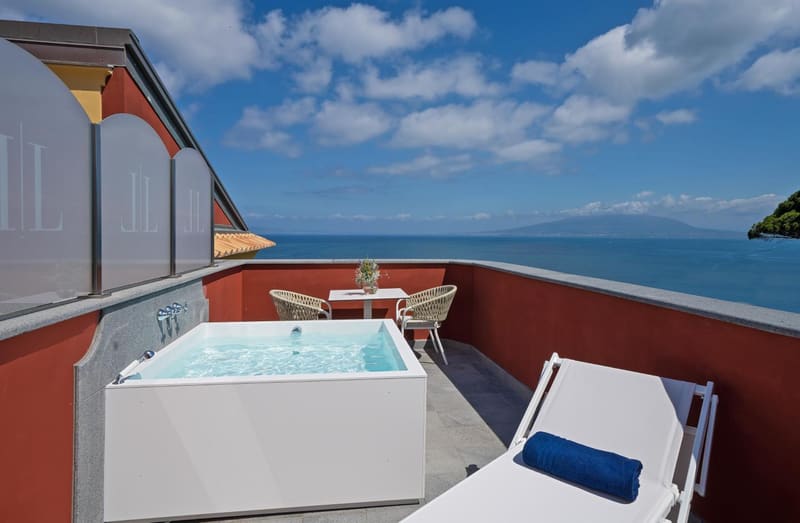 Private hot tub at Hotel Lorelei Londres, Sorrento — photo 2