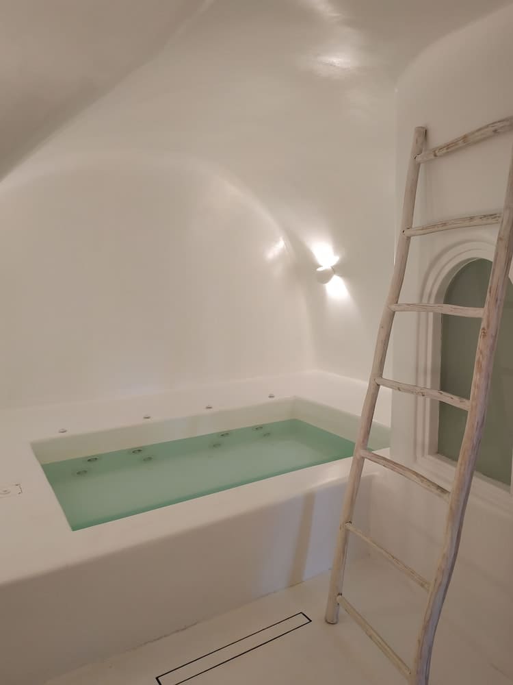 Private plunge pool at Oia Spirit Boutique Residences, Santorini — photo 2