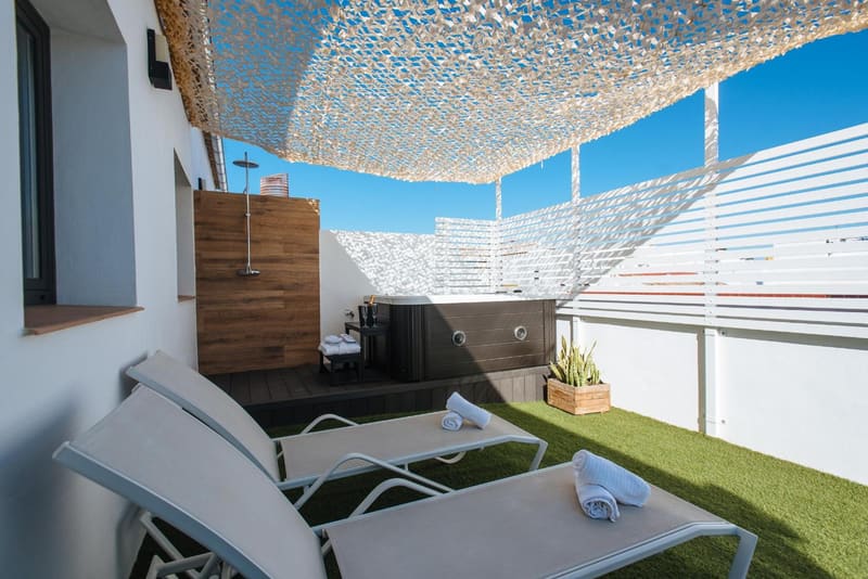 Private plunge pool at Lola de Triana Apartments, Seville, photo 6
