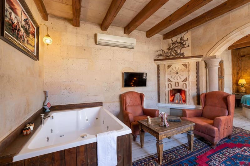 Private hot tub at Maron Stone House, Goreme — photo 2