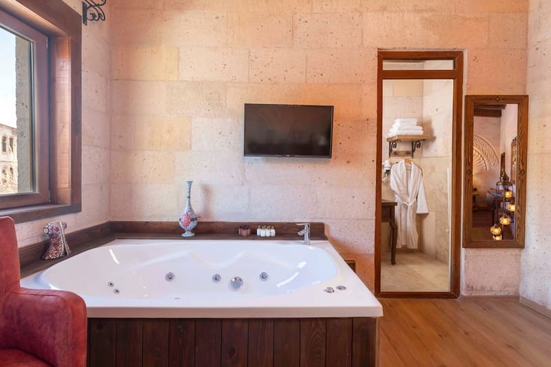 Private hot tub at Maron Stone House, Goreme — photo 6