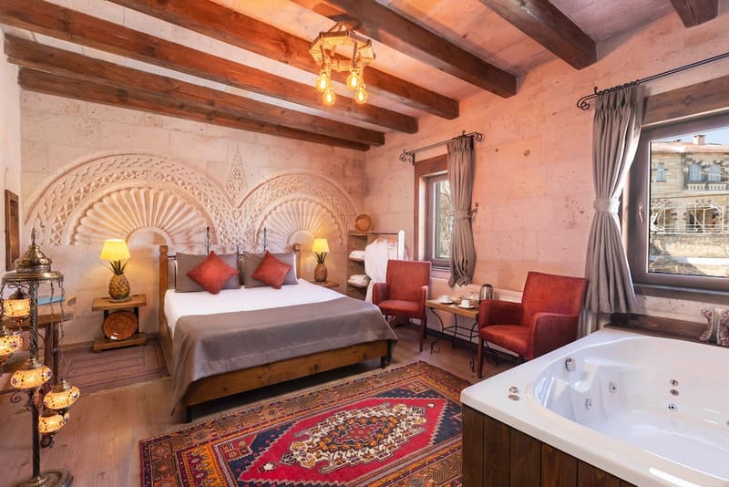 Private hot tub at Maron Stone House, Goreme — photo 5